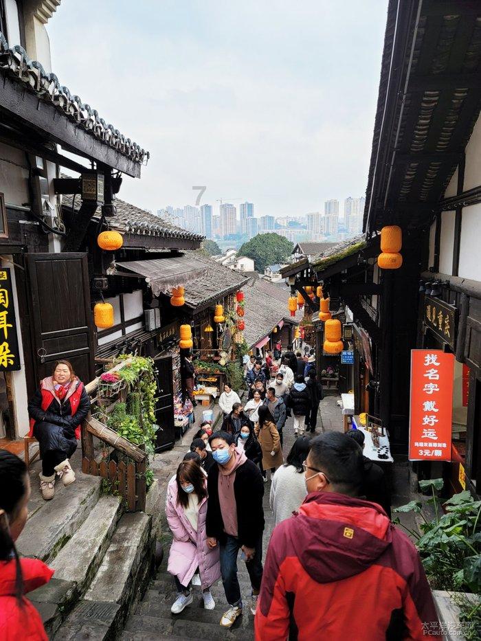 一架客机在阿富汗巴达赫尚省坠毁,当地官员:坠毁客机属于印度公司